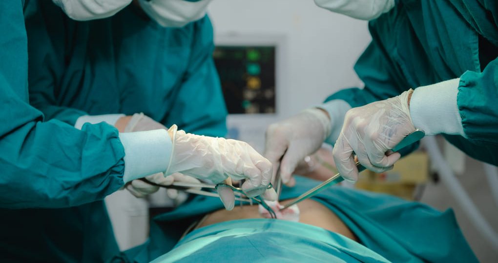 Microscopio digital Aesculap AEOS: la revolución quirúrgica en Panamá